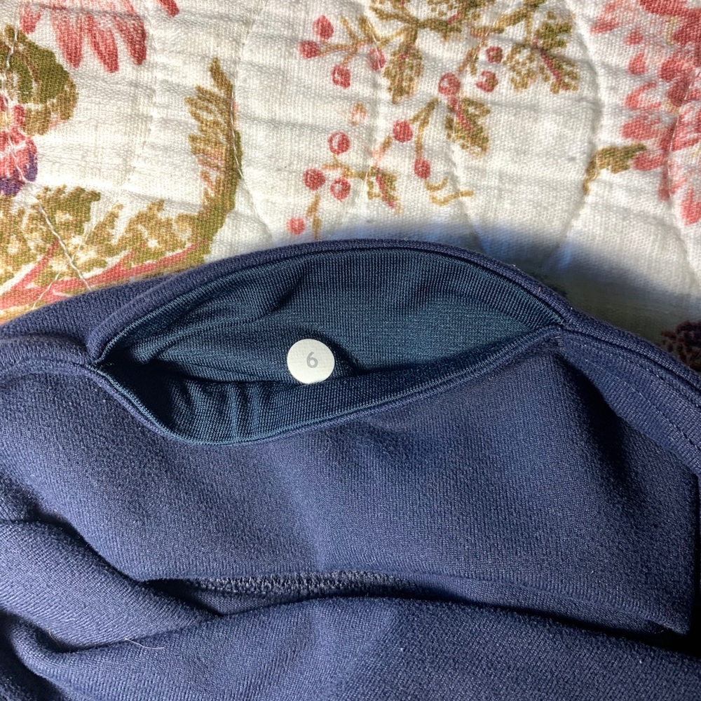 Navy Lululemon leggings - Picture 3 of 4